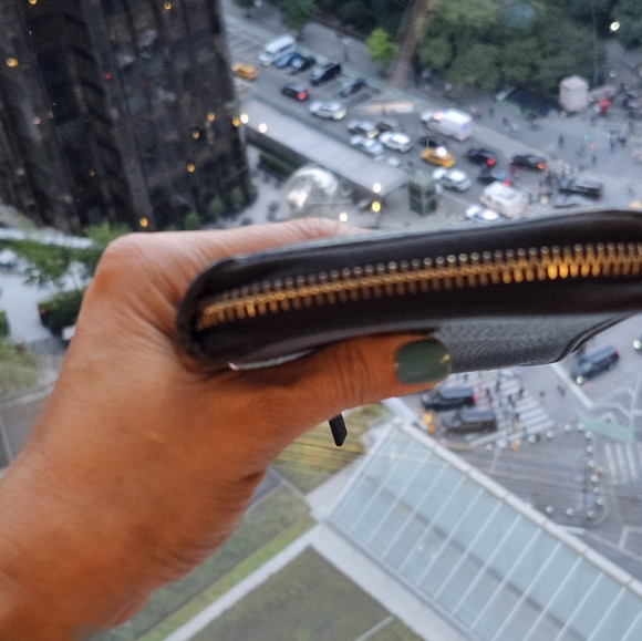 Gucci Interlocking G Leather Zip Around . - Picture 4 of 16